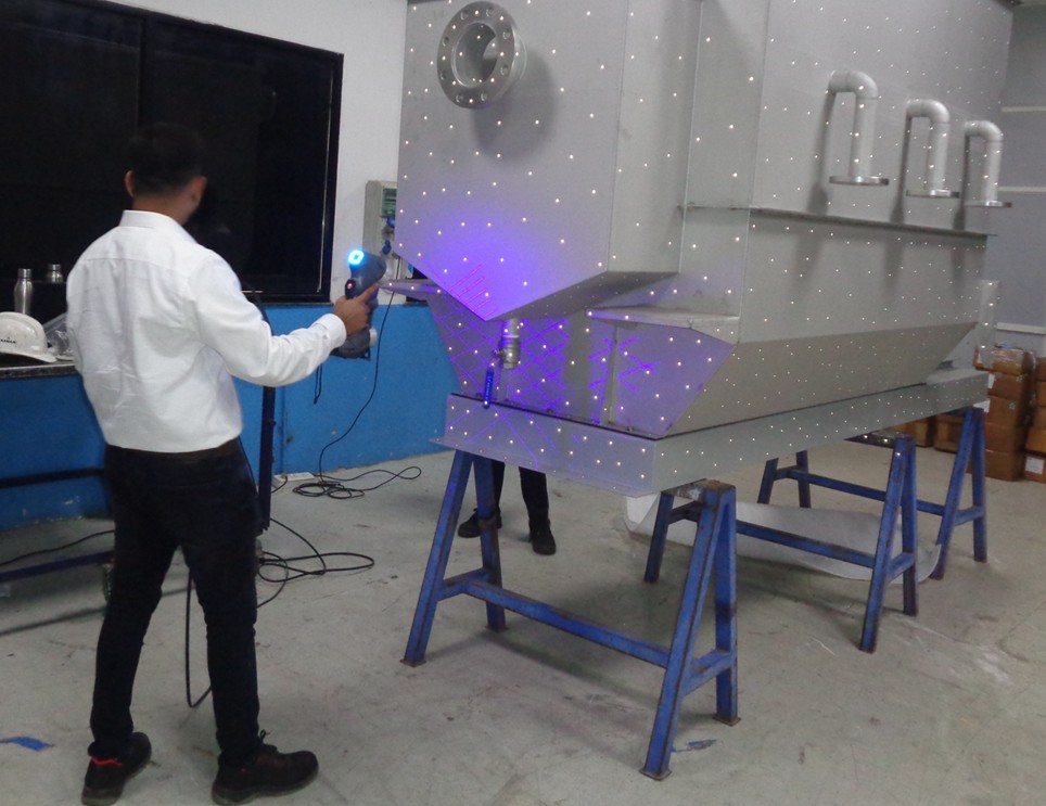 A SHREE GANESH ENGINEERING WORKS engineer uses a metrology-grade handheld scanner to measure the part. 